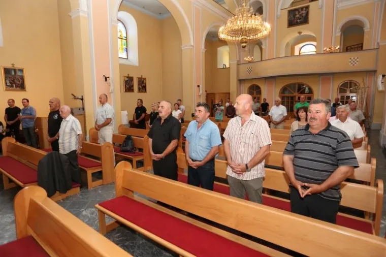 SPOMEN PLOČA 'USTA&Scaron;I ANTIFA&Scaron;ISTU': Kad nisu mogli na kuću, zalijepili ju na spomenik braniteljima