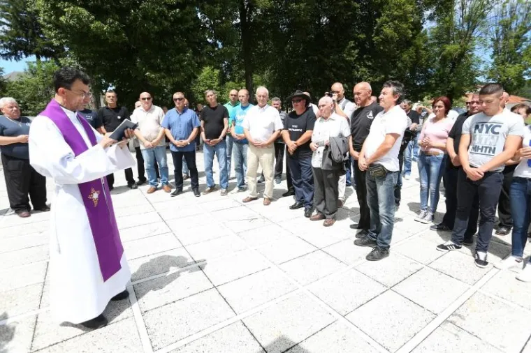 SPOMEN PLOČA 'USTA&Scaron;I ANTIFA&Scaron;ISTU': Kad nisu mogli na kuću, zalijepili ju na spomenik braniteljima