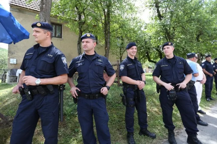 Prvo je za usta&scaron;kog zločinca Juru Francetića kontroverzni don Kaćunko održao misu. u Crkvi Svetog Presvetog trojstva . Nakon mise okupljeni su skup zavr&scaron;ili kod spomenika hrvatskim braniteljima na kojeg su zalijepili presliku sporne spomen ploče koju je policija ubrzo skinula.  Većina ih je oti&scaron;la do rodne kuće Jure Franćetica na kojoj je vlasnik ipak zabranio postavljanje spomen ploce. Ispred kuće, koju je čuvala policija, okupili su se simpatizeri usta&scaron;a i Jure Francetića.