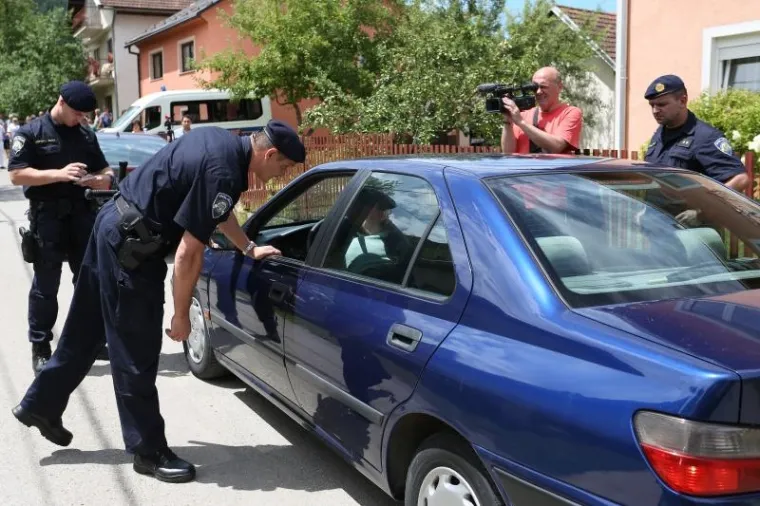 SPOMEN PLOČA 'USTA&Scaron;I ANTIFA&Scaron;ISTU': Kad nisu mogli na kuću, zalijepili ju na spomenik braniteljima
