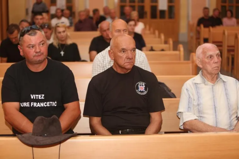 SPOMEN PLOČA 'USTA&Scaron;I ANTIFA&Scaron;ISTU': Kad nisu mogli na kuću, zalijepili ju na spomenik braniteljima