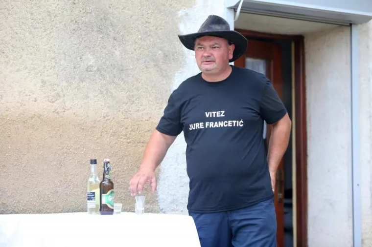 SPOMEN PLOČA 'USTA&Scaron;I ANTIFA&Scaron;ISTU': Kad nisu mogli na kuću, zalijepili ju na spomenik braniteljima