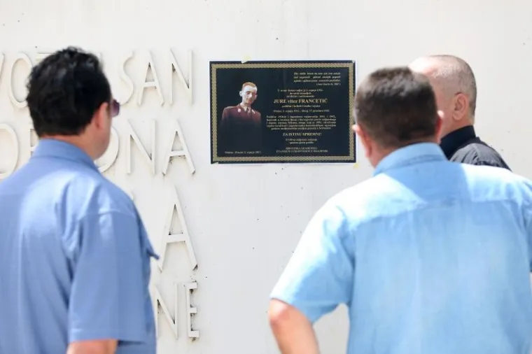 SPOMEN PLOČA 'USTA&Scaron;I ANTIFA&Scaron;ISTU': Kad nisu mogli na kuću, zalijepili ju na spomenik braniteljima