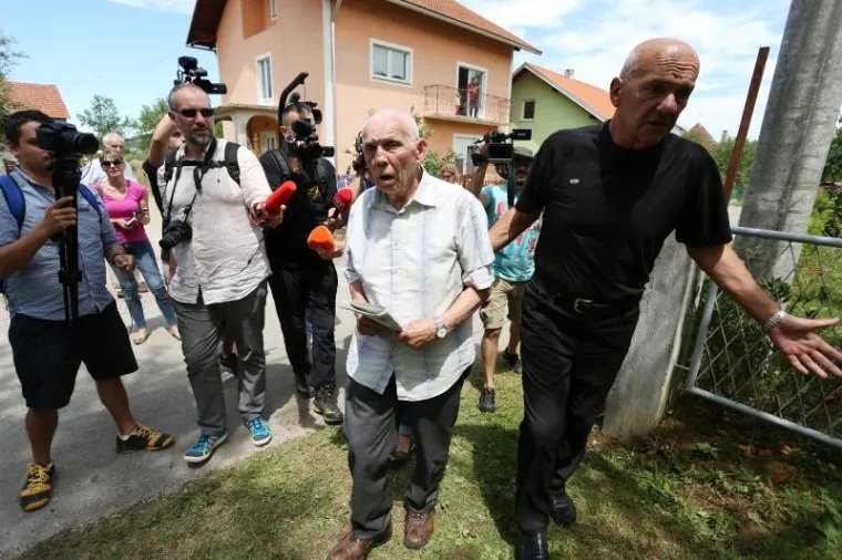 SPOMEN PLOČA 'USTA&Scaron;I ANTIFA&Scaron;ISTU': Kad nisu mogli na kuću, zalijepili ju na spomenik braniteljima