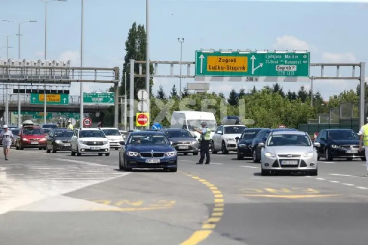 GUŽVE, KOLONE, KAOS NA CESTAMA: Počeo udaran vikend