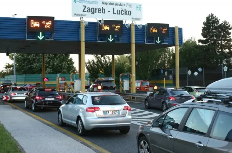 GUŽVE, KOLONE, KAOS NA CESTAMA: Počeo udaran vikend