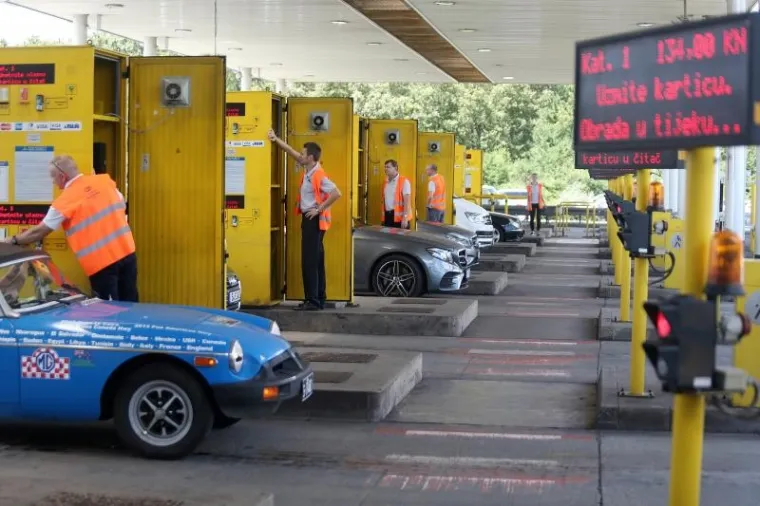 GUŽVE, KOLONE, KAOS NA CESTAMA: Počeo udaran vikend