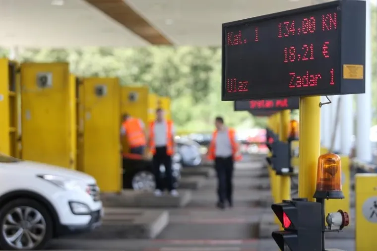 GUŽVE, KOLONE, KAOS NA CESTAMA: Počeo udaran vikend