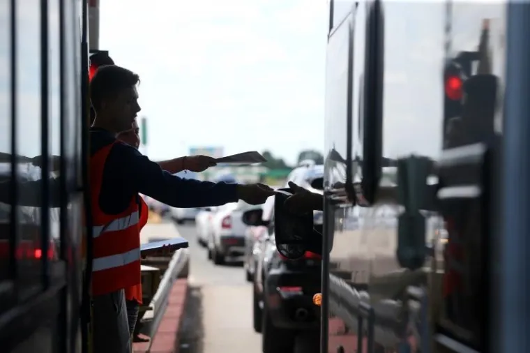 GUŽVE, KOLONE, KAOS NA CESTAMA: Počeo udaran vikend