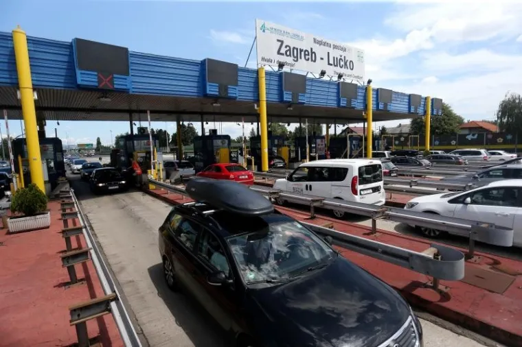 GUŽVE, KOLONE, KAOS NA CESTAMA: Počeo udaran vikend