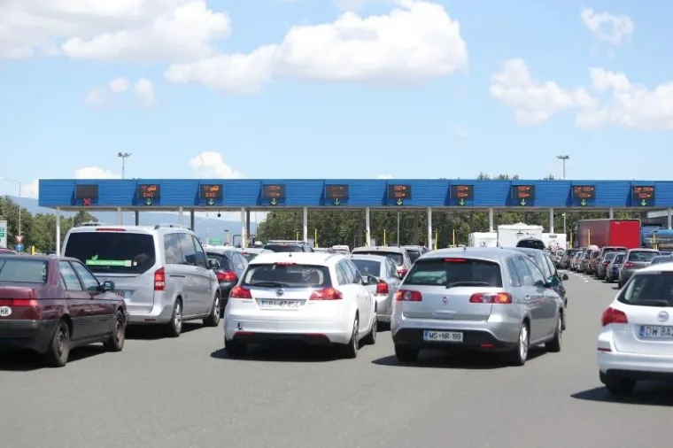 GUŽVE, KOLONE, KAOS NA CESTAMA: Počeo udaran vikend