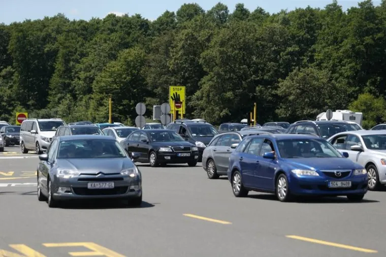 GUŽVE, KOLONE, KAOS NA CESTAMA: Počeo udaran vikend