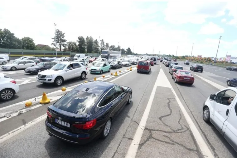 GUŽVE, KOLONE, KAOS NA CESTAMA: Počeo udaran vikend