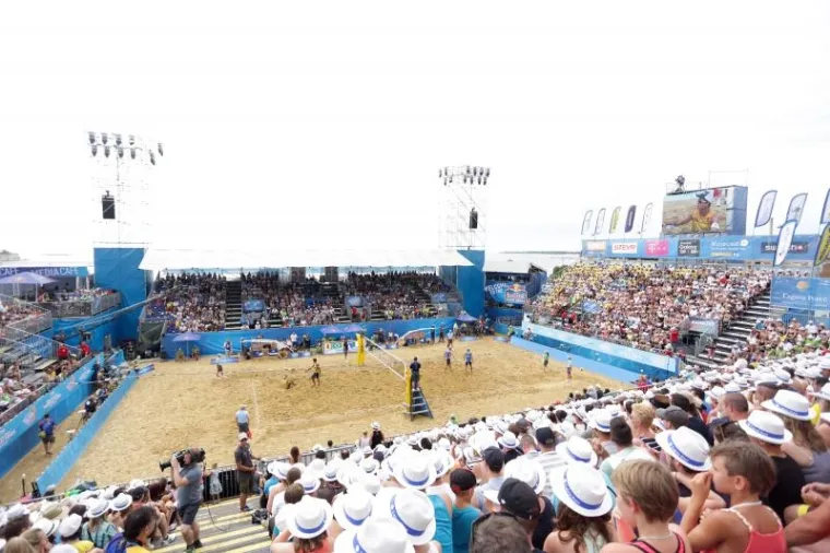 Oni su u nedjeljnom finalu odigranom pred 4000 gledatelja svladali olimpijske doprvake Talijane Paola Nicolaija i Denielea Lupa sa 2-1 (18-21, 25-23, 15-9).
