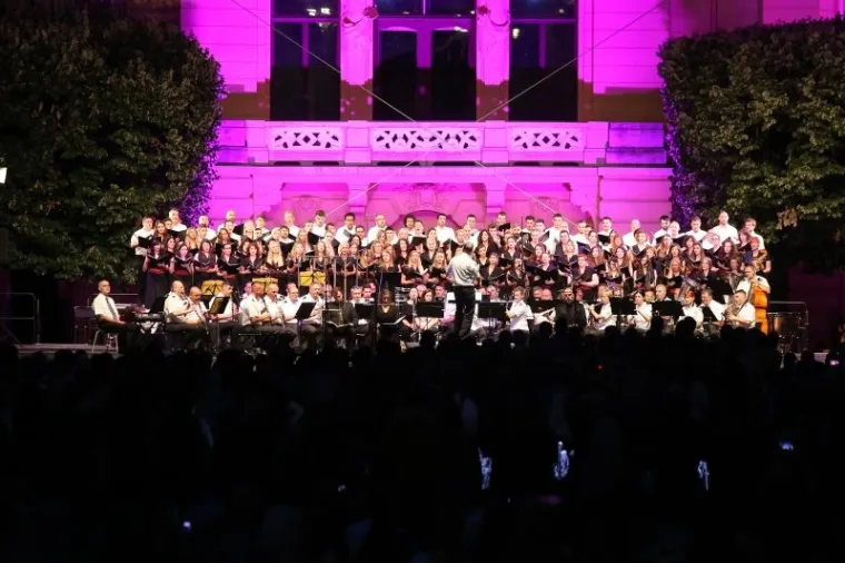 Puhački orkestar Oružanih snaga RH-a uz Akademski zbor Ivan Goran Kovačić i Zagrebacke dječake izveli su Carminu Buranu.