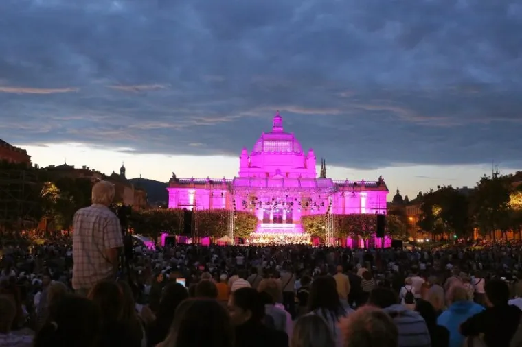 PUHAČI ORKESTAR  OS RH, ZBOROVI... Monumetalna izvedba Carmine Burane na Tomislavcu