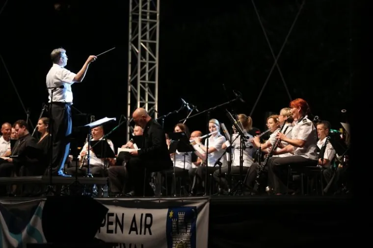 PUHAČI ORKESTAR  OS RH, ZBOROVI... Monumetalna izvedba Carmine Burane na Tomislavcu