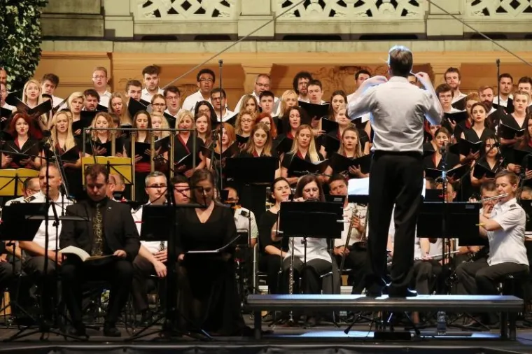 PUHAČI ORKESTAR  OS RH, ZBOROVI... Monumetalna izvedba Carmine Burane na Tomislavcu