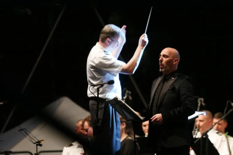 PUHAČI ORKESTAR  OS RH, ZBOROVI... Monumetalna izvedba Carmine Burane na Tomislavcu