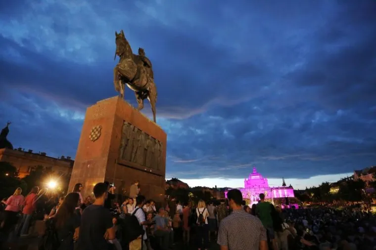PUHAČI ORKESTAR  OS RH, ZBOROVI... Monumetalna izvedba Carmine Burane na Tomislavcu