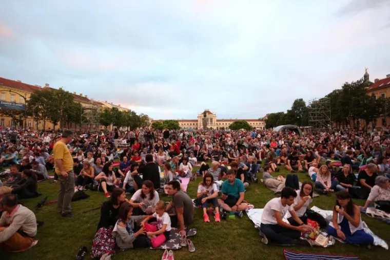 PUHAČI ORKESTAR  OS RH, ZBOROVI... Monumetalna izvedba Carmine Burane na Tomislavcu