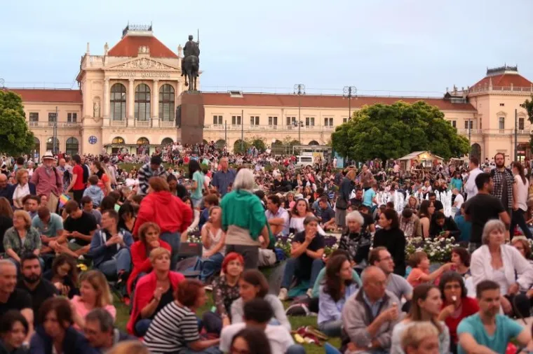 PUHAČI ORKESTAR  OS RH, ZBOROVI... Monumetalna izvedba Carmine Burane na Tomislavcu