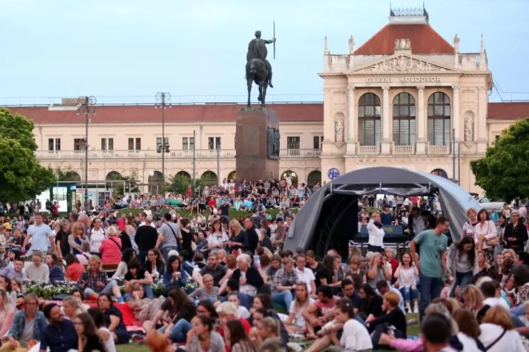 PUHAČI ORKESTAR  OS RH, ZBOROVI... Monumetalna izvedba Carmine Burane na Tomislavcu