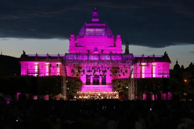 PUHAČI ORKESTAR  OS RH, ZBOROVI... Monumetalna izvedba Carmine Burane na Tomislavcu