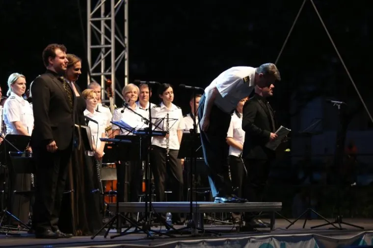 PUHAČI ORKESTAR  OS RH, ZBOROVI... Monumetalna izvedba Carmine Burane na Tomislavcu