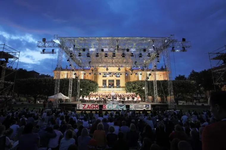 PUHAČI ORKESTAR  OS RH, ZBOROVI... Monumetalna izvedba Carmine Burane na Tomislavcu