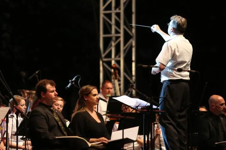 PUHAČI ORKESTAR  OS RH, ZBOROVI... Monumetalna izvedba Carmine Burane na Tomislavcu