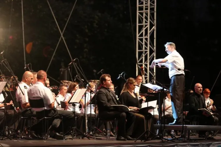 PUHAČI ORKESTAR  OS RH, ZBOROVI... Monumetalna izvedba Carmine Burane na Tomislavcu