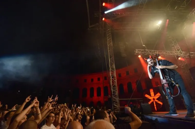 Svjetski poznati hrvatski violončelistički dvojac Luka Sulić i Stjepan Hauser nastupili su večeras u prepunoj pulskoj Areni u pratnji Zagrebačke filharmonije na rasprodanom koncertu, najavljenom kao koncert godine 2Cellosa u sklopu turneje Score na kojoj promoviraju istoimeni novi album posvećen filmskoj glazbi.