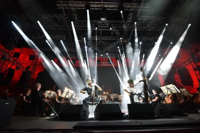 SPEKTAKULARAN KONCERT GODINE U PULI: 2Cellos uz pratnju Zagrebačke filharmonije zapalili Arenu, tražila se ulaznica više