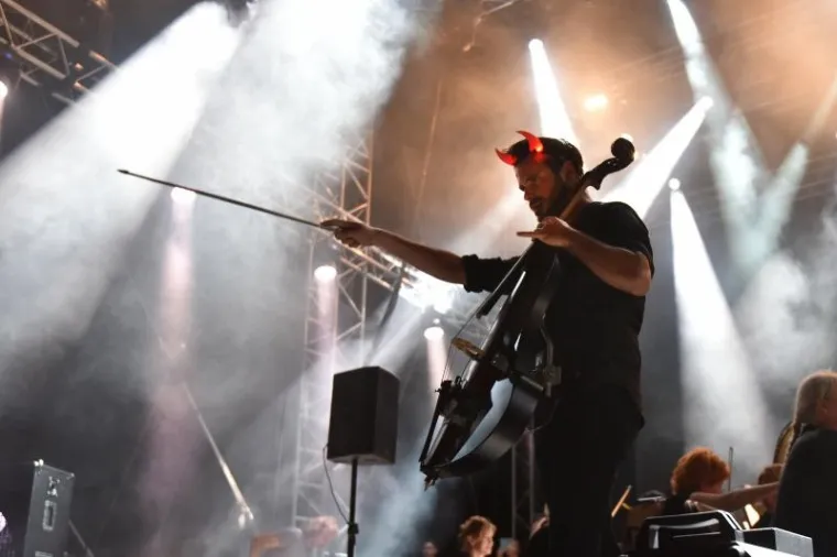 SPEKTAKULARAN KONCERT GODINE U PULI: 2Cellos uz pratnju Zagrebačke filharmonije zapalili Arenu, tražila se ulaznica više