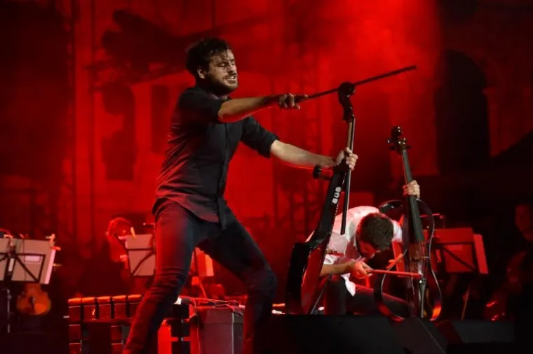 SPEKTAKULARAN KONCERT GODINE U PULI: 2Cellos uz pratnju Zagrebačke filharmonije zapalili Arenu, tražila se ulaznica više