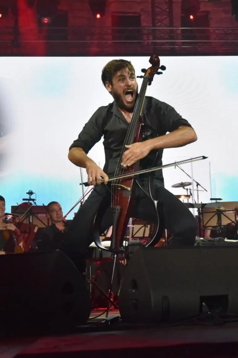 SPEKTAKULARAN KONCERT GODINE U PULI: 2Cellos uz pratnju Zagrebačke filharmonije zapalili Arenu, tražila se ulaznica više