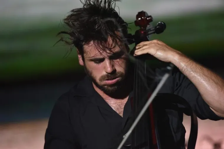 SPEKTAKULARAN KONCERT GODINE U PULI: 2Cellos uz pratnju Zagrebačke filharmonije zapalili Arenu, tražila se ulaznica više