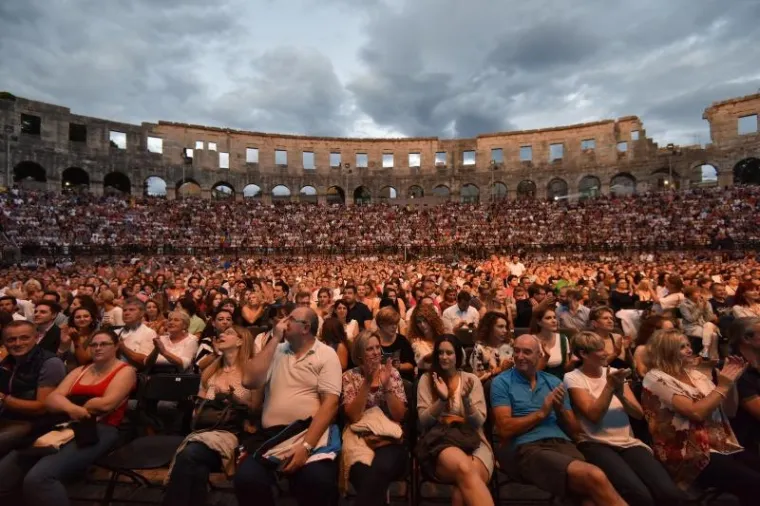 SPEKTAKULARAN KONCERT GODINE U PULI: 2Cellos uz pratnju Zagrebačke filharmonije zapalili Arenu, tražila se ulaznica vi&scaron;e