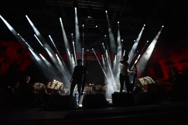 SPEKTAKULARAN KONCERT GODINE U PULI: 2Cellos uz pratnju Zagrebačke filharmonije zapalili Arenu, tražila se ulaznica vi&scaron;e