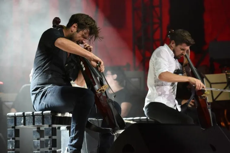 SPEKTAKULARAN KONCERT GODINE U PULI: 2Cellos uz pratnju Zagrebačke filharmonije zapalili Arenu, tražila se ulaznica vi&scaron;e