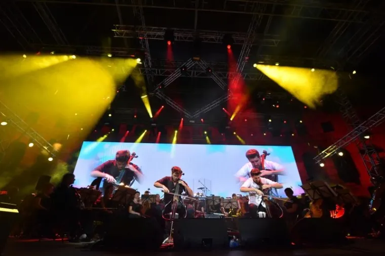SPEKTAKULARAN KONCERT GODINE U PULI: 2Cellos uz pratnju Zagrebačke filharmonije zapalili Arenu, tražila se ulaznica vi&scaron;e