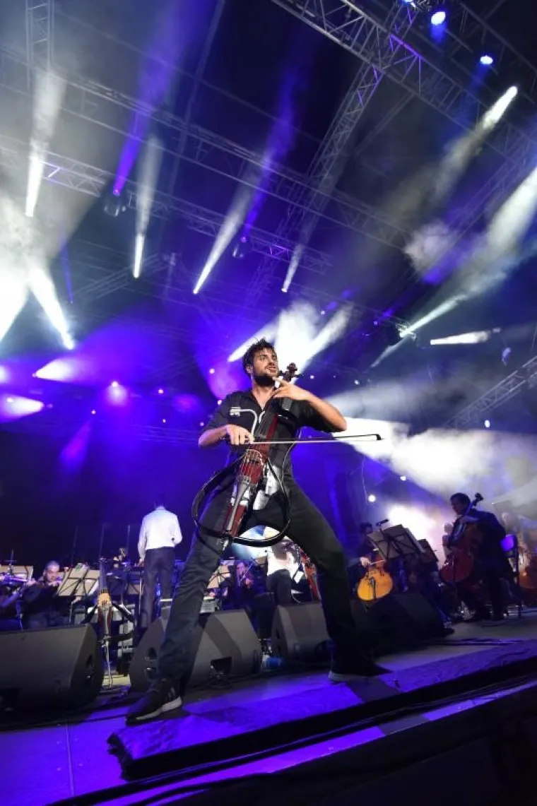 SPEKTAKULARAN KONCERT GODINE U PULI: 2Cellos uz pratnju Zagrebačke filharmonije zapalili Arenu, tražila se ulaznica vi&scaron;e