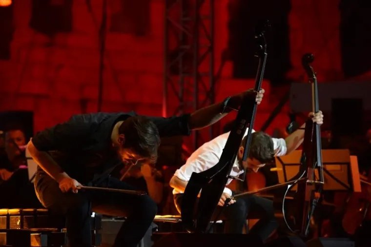 SPEKTAKULARAN KONCERT GODINE U PULI: 2Cellos uz pratnju Zagrebačke filharmonije zapalili Arenu, tražila se ulaznica vi&scaron;e