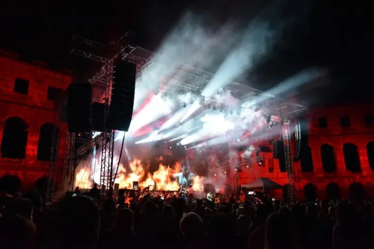 SPEKTAKULARAN KONCERT GODINE U PULI: 2Cellos uz pratnju Zagrebačke filharmonije zapalili Arenu, tražila se ulaznica vi&scaron;e