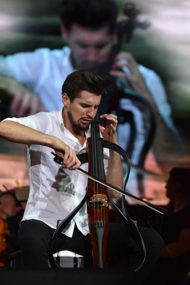 SPEKTAKULARAN KONCERT GODINE U PULI: 2Cellos uz pratnju Zagrebačke filharmonije zapalili Arenu, tražila se ulaznica vi&scaron;e