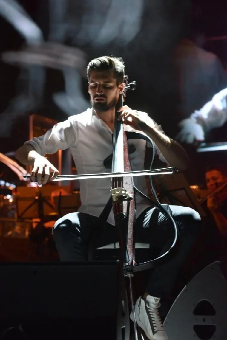 SPEKTAKULARAN KONCERT GODINE U PULI: 2Cellos uz pratnju Zagrebačke filharmonije zapalili Arenu, tražila se ulaznica vi&scaron;e