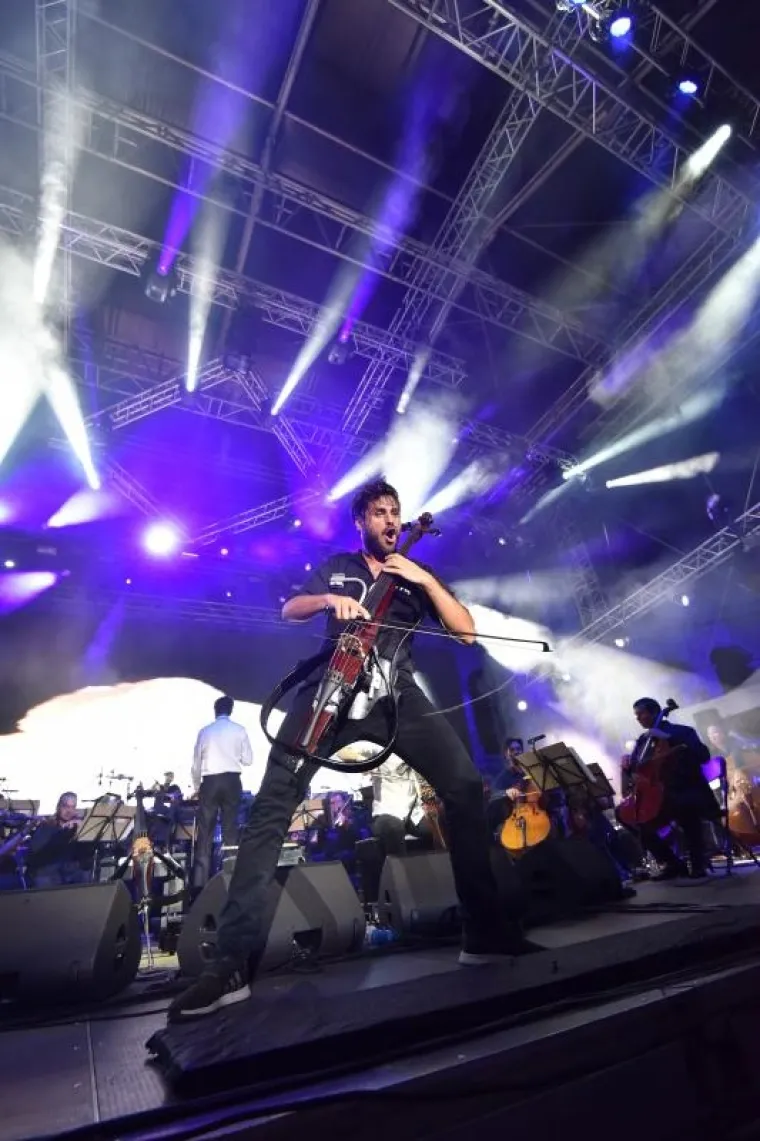 SPEKTAKULARAN KONCERT GODINE U PULI: 2Cellos uz pratnju Zagrebačke filharmonije zapalili Arenu, tražila se ulaznica vi&scaron;e
