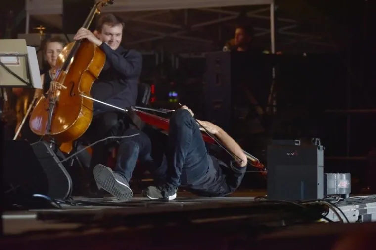 SPEKTAKULARAN KONCERT GODINE U PULI: 2Cellos uz pratnju Zagrebačke filharmonije zapalili Arenu, tražila se ulaznica vi&scaron;e