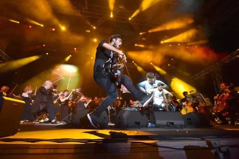 SPEKTAKULARAN KONCERT GODINE U PULI: 2Cellos uz pratnju Zagrebačke filharmonije zapalili Arenu, tražila se ulaznica vi&scaron;e